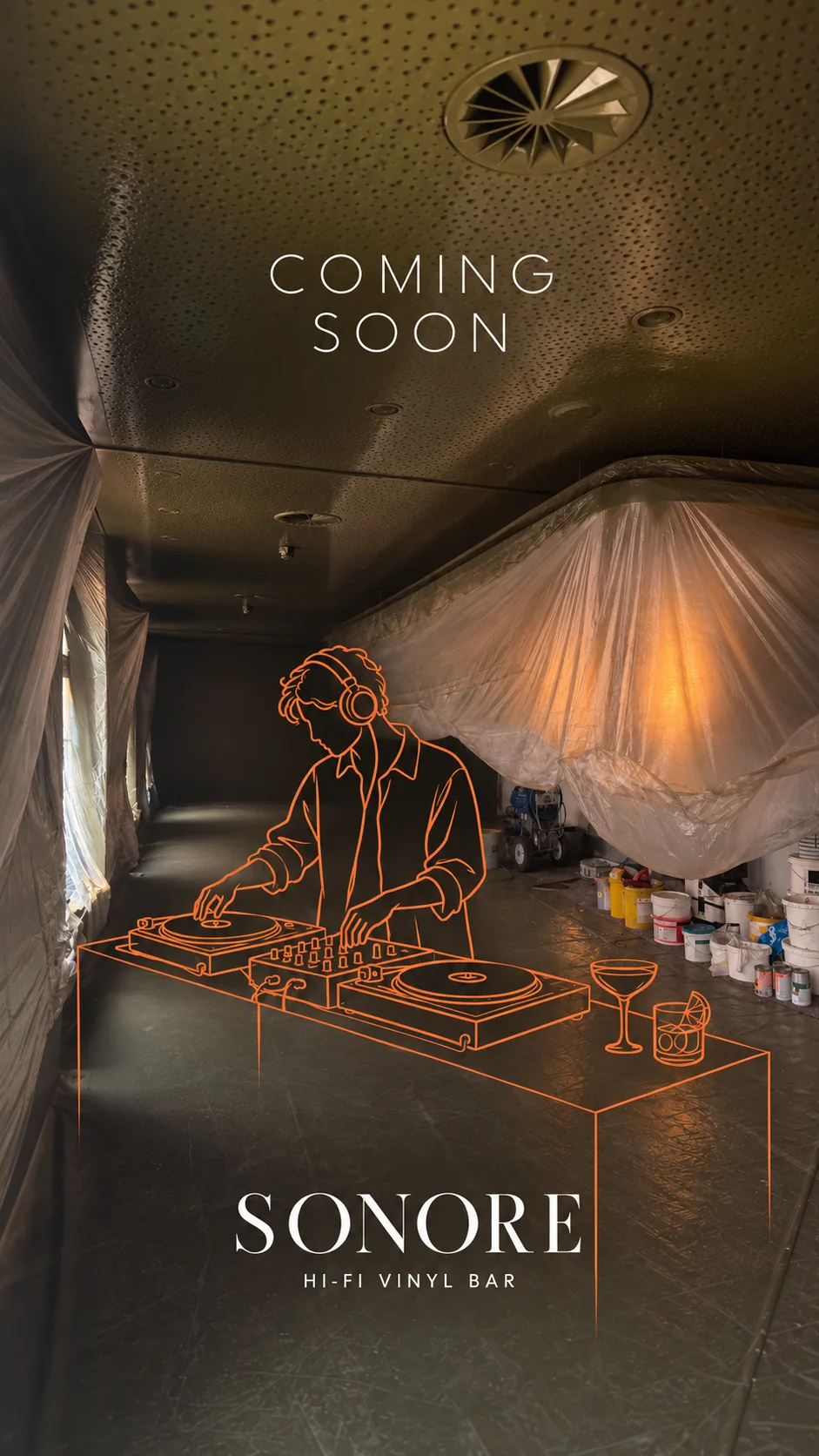 Plakat «Coming soon»: der Raum im Umbau, mit Folie abgedeckt, darüber eine kupferfarbene Zeichnung eines Selectors an zwei Plattenspielern. Unten der Schriftzug Sonore, HiFi Vinyl Bar.